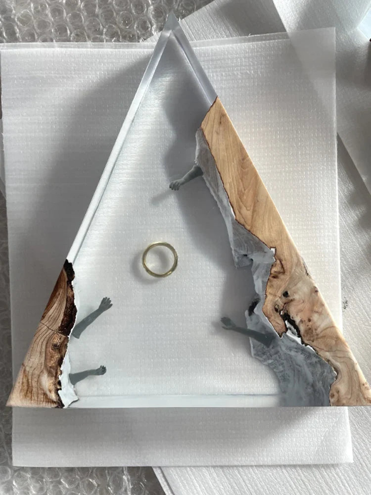 黄金の指輪 三角レジンテーブルランプ